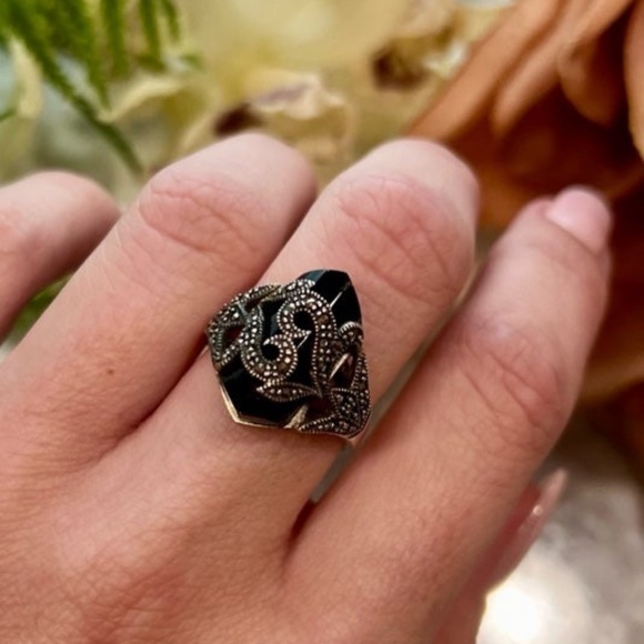 Vintage Black Onyx Filigree Swirl Setting. Caged stone Ring with Marcasite 925 - Picture 13 of 16